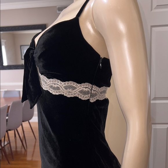 Valentino Elegant Black Velvet Dress with Lace Trim - Picture 3 of 5